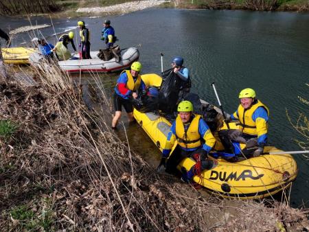 Ni razloga, da bi odpadne folije smetile obrežje Reke